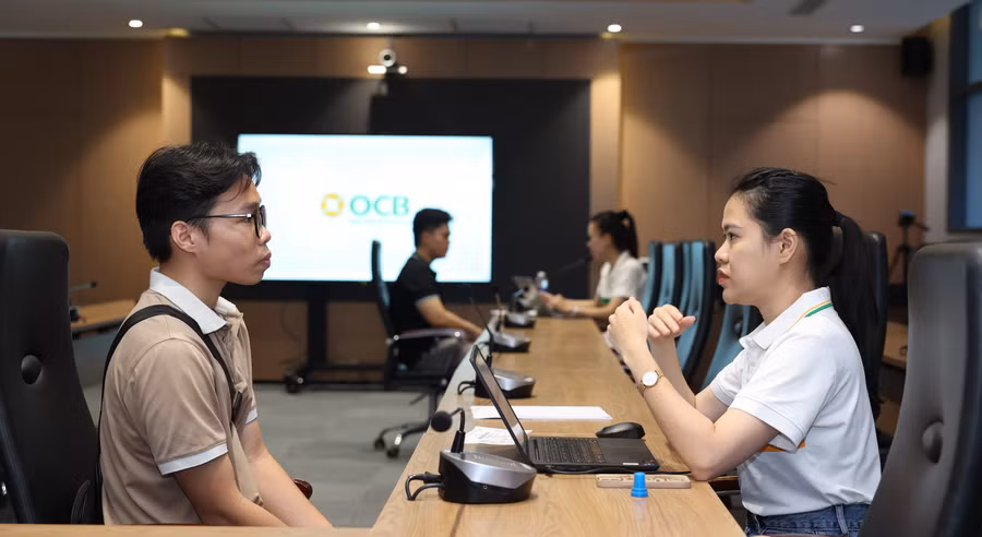 Hoạt động phỏng vấn tuyển dụng trực tiếp của một ngân hàng với sinh viên Đại học Kinh tế TPHCM, năm 2025. Ảnh: UEH