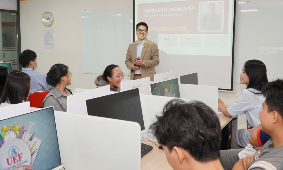 Sinh viên Trường Đại học Kinh tế - Tài chính TPHCM tham gia một khóa đào tạo về Fintech. Ảnh: Phúc Uyên nhan-luc-nganh-cong-nghe-tai-chinh-2.jpg