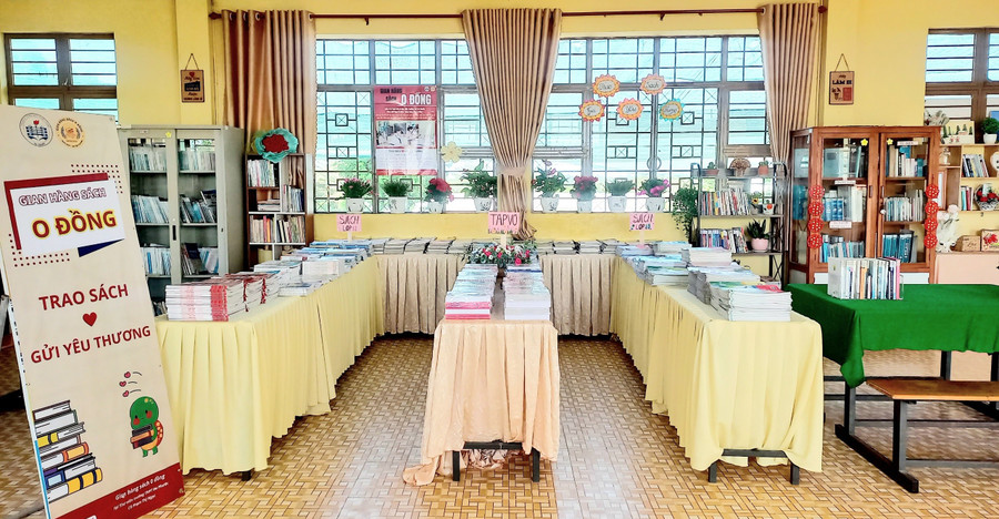 Không gian trưng bày “Gian hàng Sách 0 đồng” do cô Lang sáng lập tại Trường THPT Đa Phước. Ảnh: Phạm Ngọc nha-giao-trao-sach-gui-yeu-thuong-2.jpg