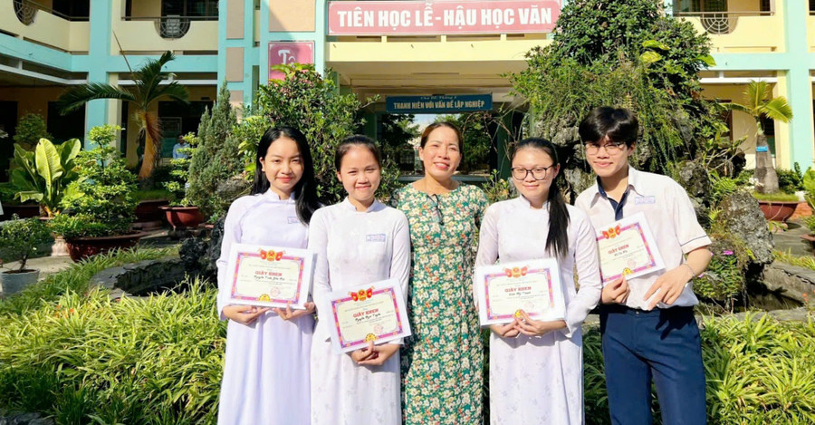 Cô Lang và đội tuyển học sinh giỏi văn cấp thành phố. Ảnh: NVCC nha-giao-trao-sach-gui-yeu-thuong-1.jpg