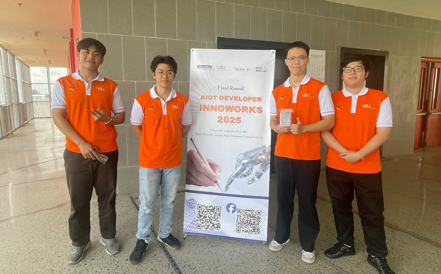 Nhóm sinh viên Trường Đại học Việt Đức, tác giả công trình nghiên cứu. Ảnh: Hà An