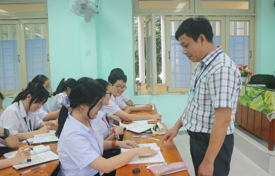 Thầy và trò Trường THPT Bình Sơn (Quảng Ngãi). vung-vang-doi-moi-3.jpg