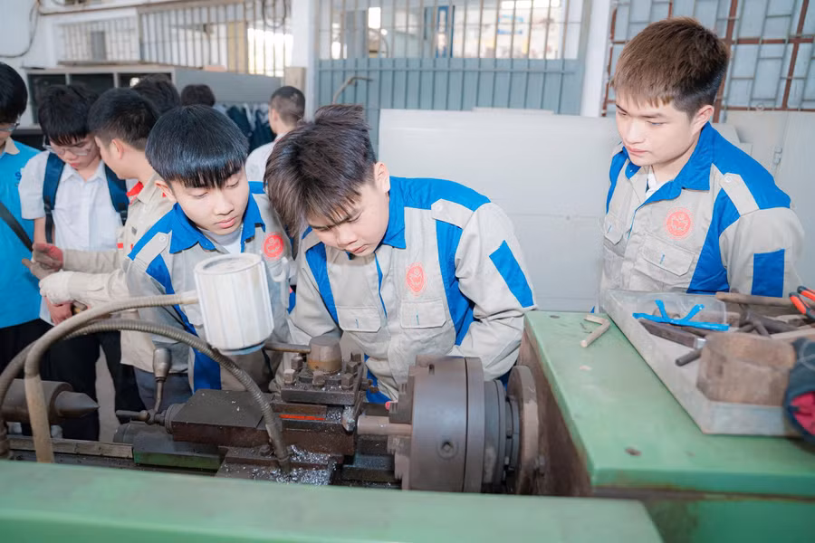 Học sinh Trường Trung cấp nghề Giao thông công chính Hà Nội. Ảnh: NTCC