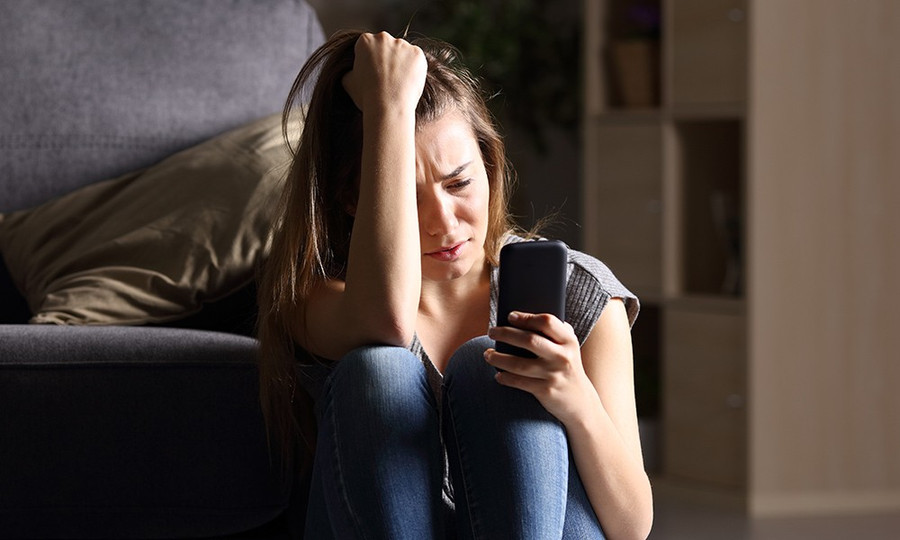 Điều quan trọng là cha mẹ phải chú ý đến các dấu hiệu nghiện điện thoại ở tuổi vị thành niên. Ảnh minh họa: INT.