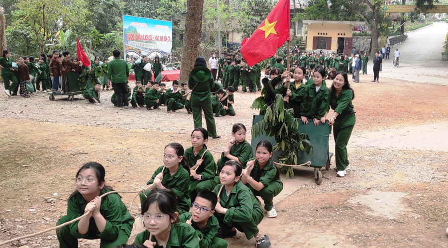 Học sinh Trường Tiểu học Minh Khai 1, TP Thanh Hóa tham gia hoạt động trải nghiệm tìm hiểu lịch sử “60 năm Hàm Rồng chiến thắng”. Ảnh: Thế Lượng giam-thu-tuc-go-nhieu-nut-that-5.jpg