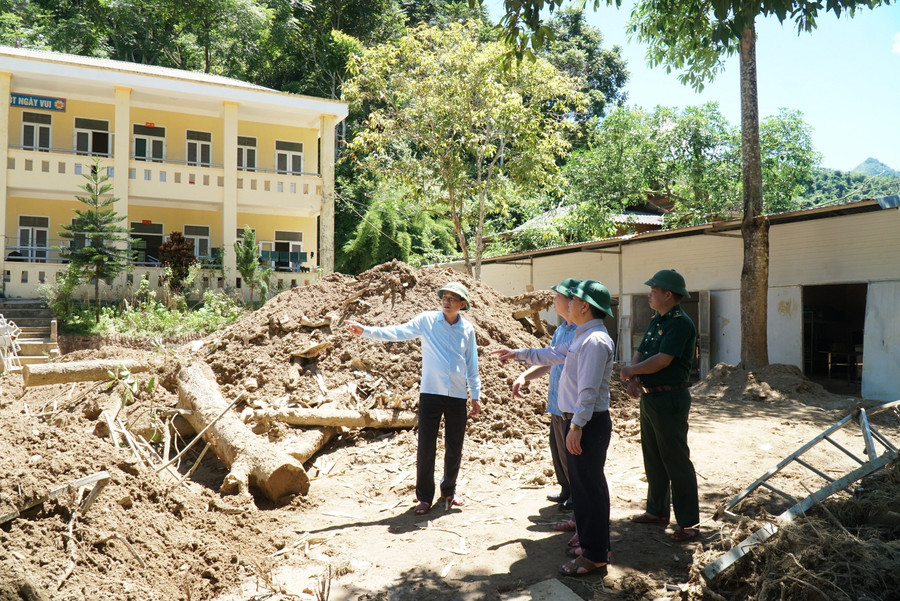 Trường PT DTBT Tiểu học Bắc Lý 2 (Bắc Lý, Nghệ An) khắc phục hậu quả mưa lũ. Ảnh: Hồ Lài xoa-diem-le-nang-chat-giao-duc-1.jpg
