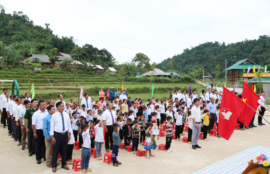 Giờ chào cờ của thầy trò Trường Tiểu học Tri Lễ 4, xã biên giới Tri Lễ, Nghệ An. Ảnh: Hồ Lài xoa-diem-le-nang-chat-giao-duc-3.jpg