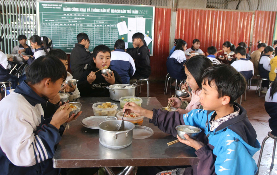 Bữa cơm bán trú của học sinh Trường PT DTBT THCS Dào San. Ảnh: Hà Thuận xoa-diem-le-nang-chat-giao-duc-2.jpg