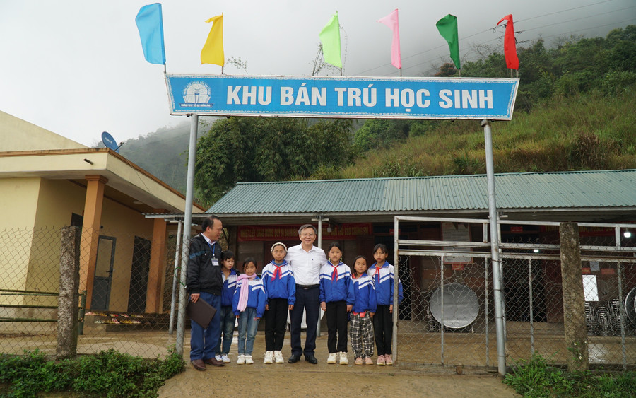 Đoàn công tác ngành Giáo dục đến thăm khu nhà ở bán trú của học sinh Trường PT DTBT Tiểu học Mường Lống 2 (Mường Lống, Nghệ An). Ảnh: Hồ Lài