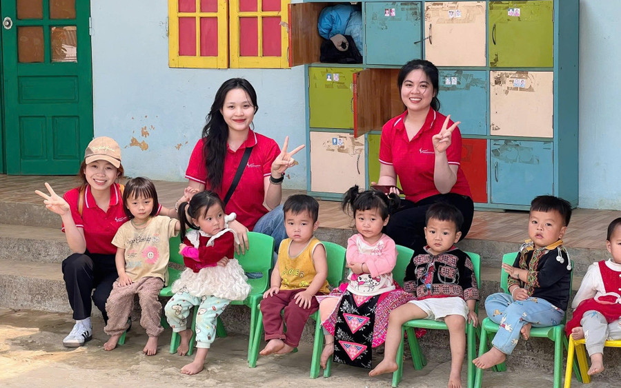 Học trò Ngô Thị San (ở giữa) trong một chuyến thiện nguyện ở Bắc Giang (cũ). Ảnh: NVCC