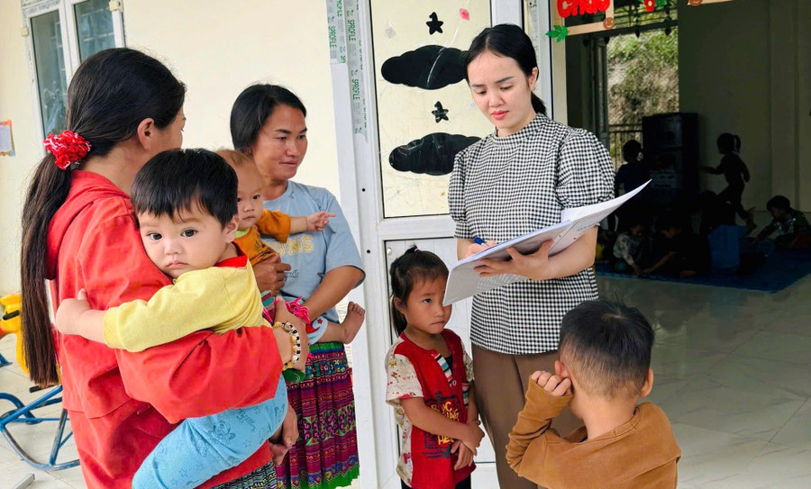 Cô Lê Thị Phương Huyền trao đổi với phụ huynh về tình hình học tập của trẻ tại nhóm lớp ở điểm lẻ Suối Lóng, Trường Mầm non Tam Chung. dua-luat-nha-giao-vao-cuoc-song-1.jpg