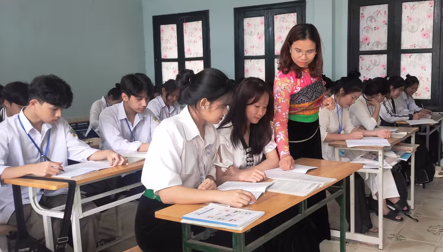 Cô Hà Thị Khuyên và học sinh Trường THPT Quan Sơn.
