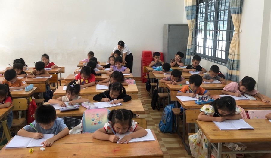 Cô trò Trường Tiểu học Trần Hưng Đạo (Ea Kar, Đắk Lắk). Ảnh: NTCC dua-luat-nha-giao-vao-cuoc-song-1-1509.jpg