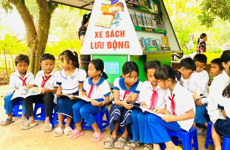 Học sinh đọc sách, truyện dưới tán cây xanh là cách nâng cao văn hóa đọc tại Trường Tiểu học - THCS A Xing. Ảnh: NTCC