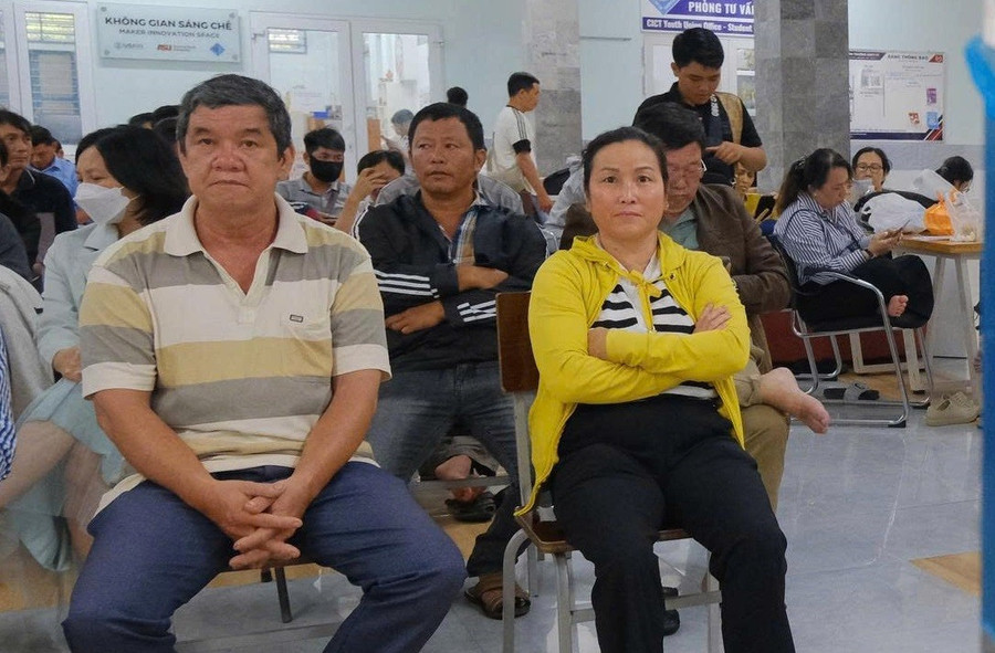Phụ huynh đồng hành cùng con trong kỳ thi V-SAT. hang-nghin-thi-sinh-tim-co-hoi-tu-v-sat-1.jpg