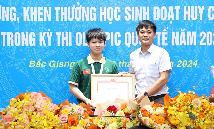 Lãnh đạo UBND huyện Tân Yên trao thưởng em Giáp Vũ Sơn Hà.