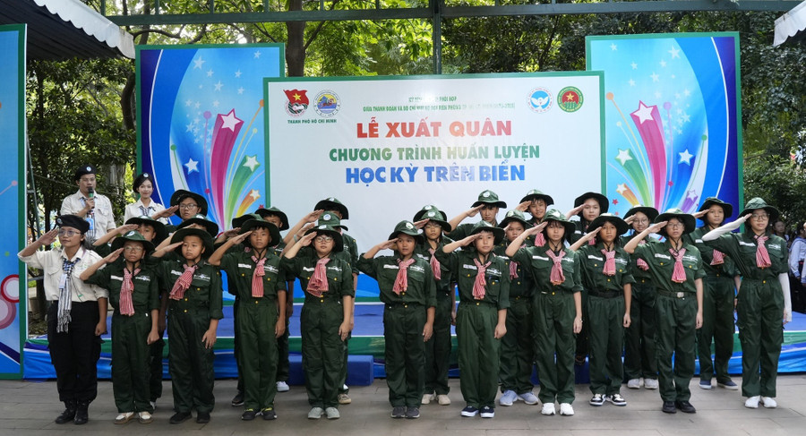 Từ ánh mắt ngại ngùng ban đầu đến sự tự tin khi chia sẻ, nhiều em đã trưởng thành rõ rệt qua từng ngày trải nghiệm. Ảnh: Nhà Thiếu nhi TPHCM hoc-ky-quan-doi-2-9305.jpg