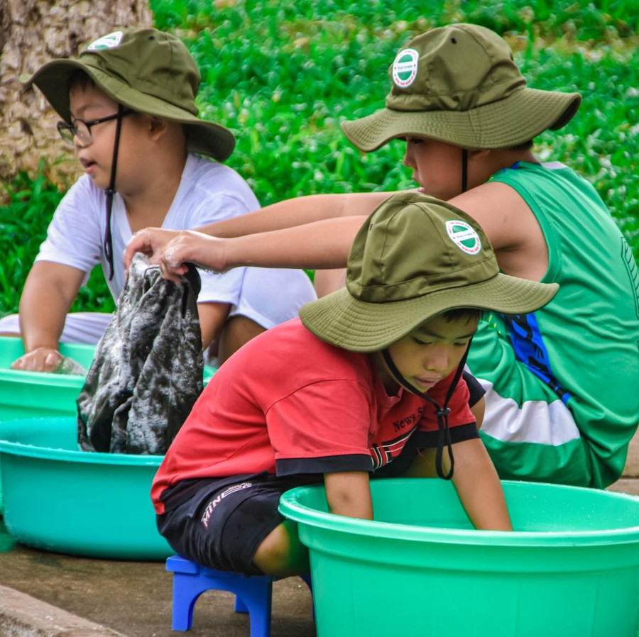 Không chỉ học kỹ năng sống, các em còn học cách tự lập và tự chăm sóc bản thân trong học kỳ quân đội. Ảnh: Nhà Thiếu nhi TPHCM hoc-ky-quan-doi-1.jpg