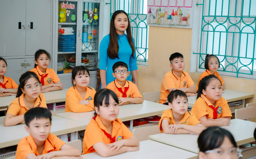 Cô và trò Trường Tiểu học Trần Tế Xương (Nam Định, Ninh Bình). 