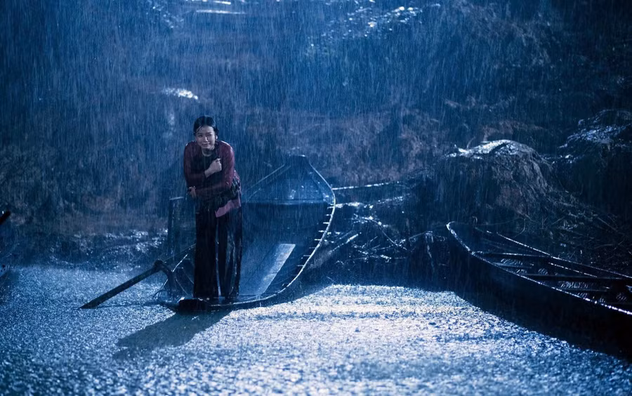 Một cảnh trong phim “Mưa đỏ”, bộ phim có doanh thu kỷ lục 714 tỷ đồng.