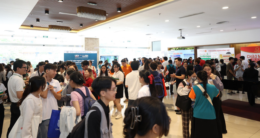Sinh viên tìm kiếm cơ hội việc làm, thực tập tại Ngày hội Thực tập và Việc làm UEH Career Fair 2024. Ảnh: UEH