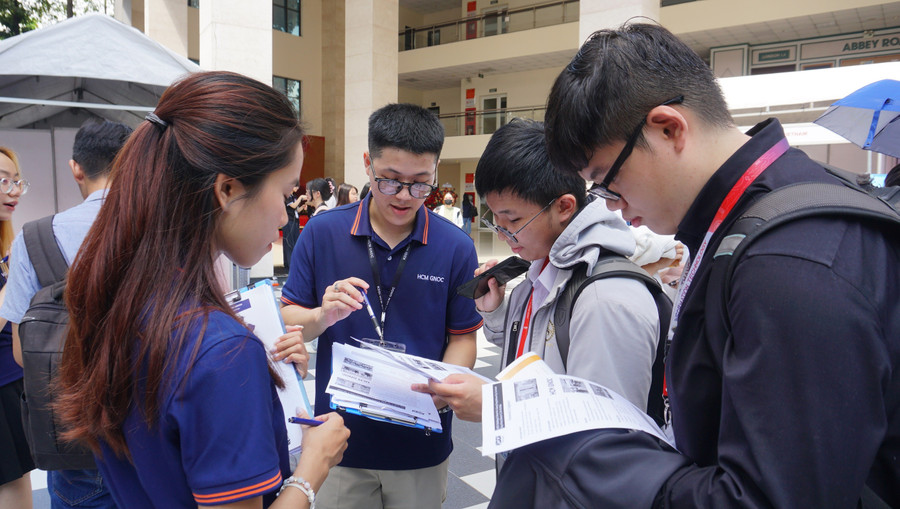 Sinh viên tìm hiểu thông tin việc làm, thực tập tại các doanh nghiệp tại Ngày hội Tuyển dụng và Kết nối doanh nghiệp Trường Đại học Tôn Đức Thắng. Ảnh: TDTU sinh-vien-chon-mat-gui-vang-vao-doanh-nghiep-so-4.jpg
