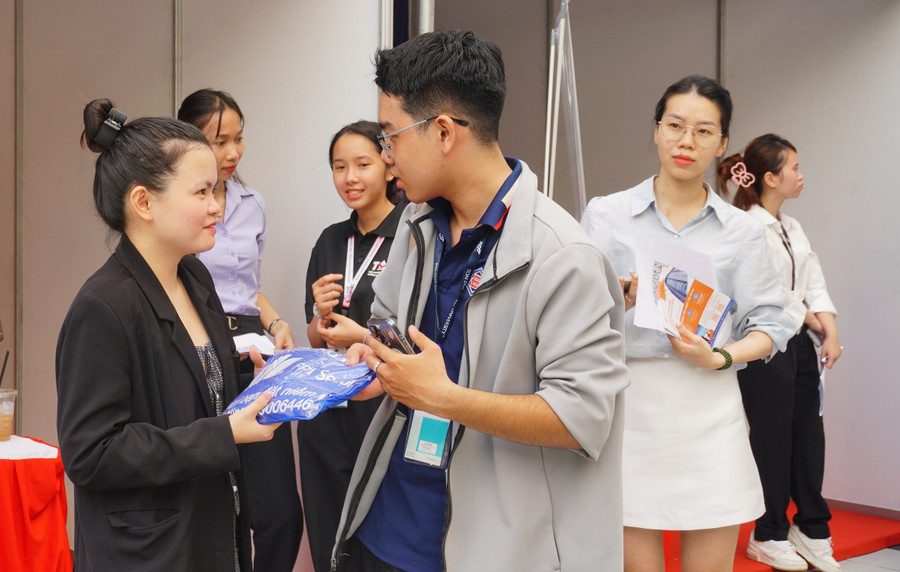Ảnh: TDTU sinh-vien-chon-mat-gui-vang-vao-doanh-nghiep-so-1.jpg