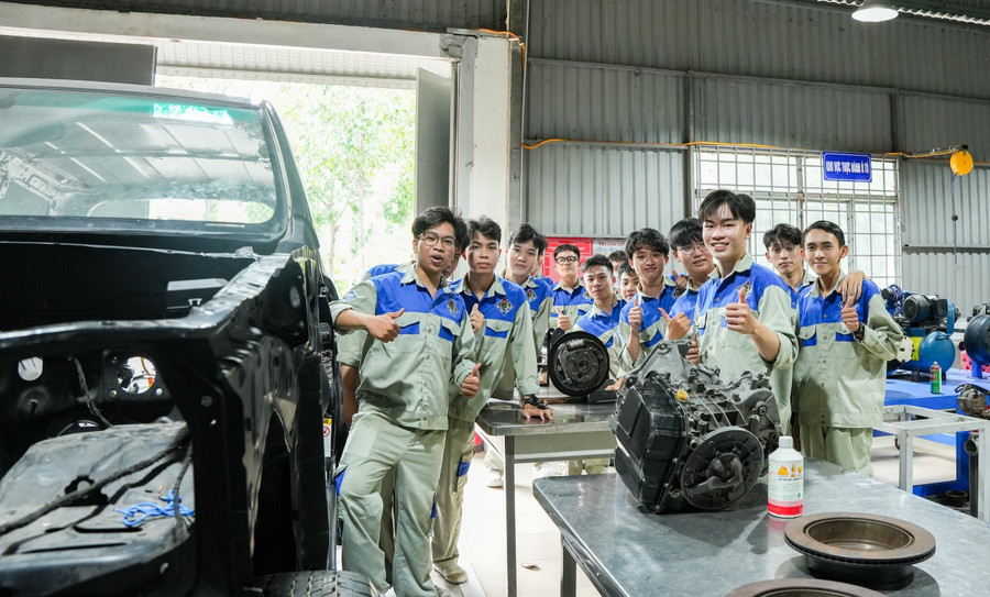 Sinh viên Trường Bách khoa, Đại học Cần Thơ trong giờ học tại khu thực hành ô tô. Ảnh: CTU giai-phong-rao-can-tai-chinh-thuc-day-tuong-lai-stem3.jpg