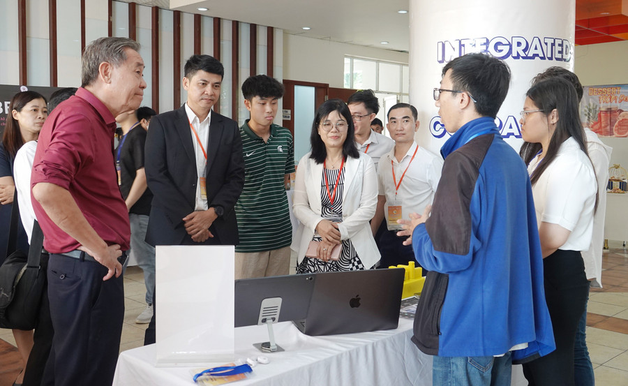 Sinh viên Trường Đại học Quốc tế (Đại học Quốc gia TPHCM) thuyết trình một dự án nghiên cứu khoa học trong ngày hội khởi nghiệp cấp trường. Ảnh: Bùi Diễn giai-phong-rao-can-tai-chinh-thuc-day-tuong-lai-stem1.jpg