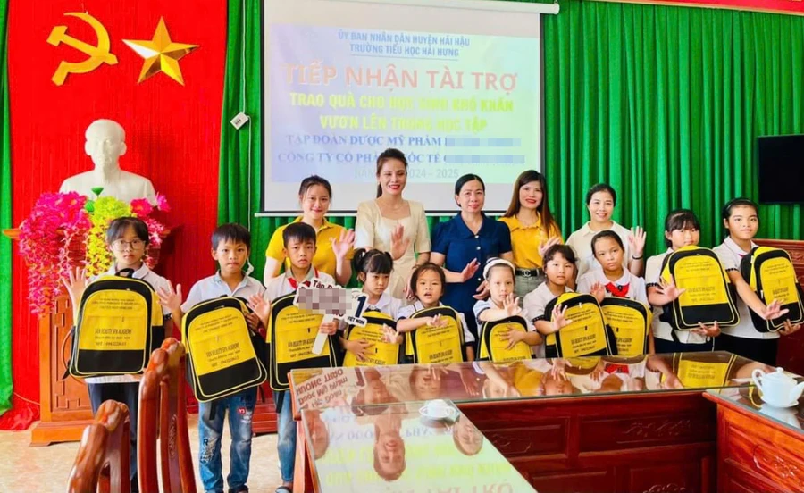 Cô trò Trường Tiểu học Hải Hưng (Hải Hậu, Nam Định) tiếp nhận tài trợ từ nhà hảo tâm. Ảnh: TG 