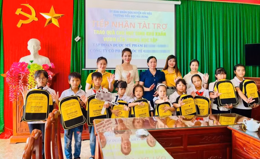 Cô trò Trường Tiểu học Hải Hưng (Hải Hậu, Nam Định) tiếp nhận tài trợ từ nhà hảo tâm. Ảnh: TG 