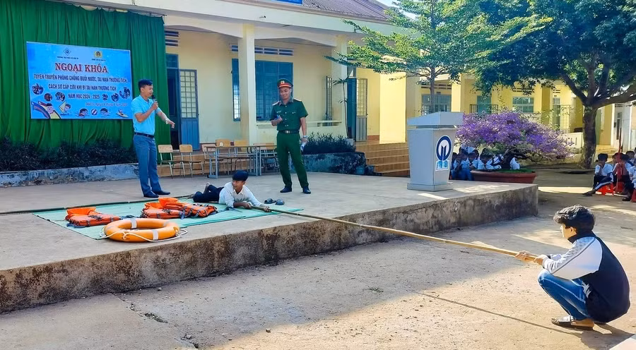Lực lượng công an tuyên truyền, hướng dẫn học sinh Trường Tiểu học - THCS xã Đăk Ui (Đăk Hà, Kon Tum) phòng, chống đuối nước. Ảnh: Trúc Hân