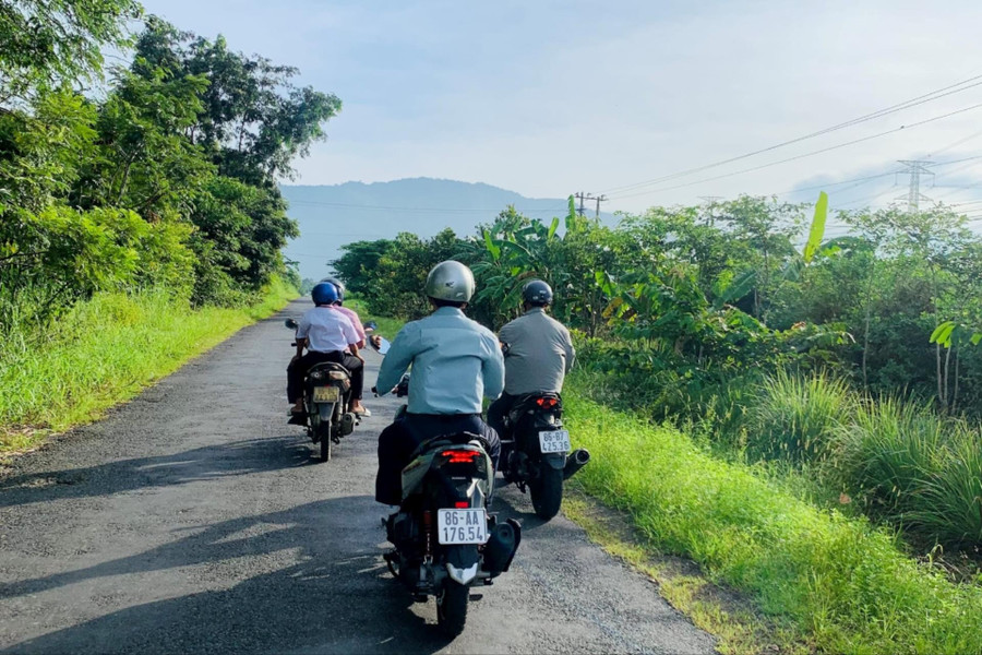 ハムカン中学校の教師たちは、生徒たちが授業に来るよう促すためにバイクで生徒たちの家を訪問します。 di-tung-ngo-go-tung-nha-dua-hoc-sinh-tro-lai-lop-1.jpg