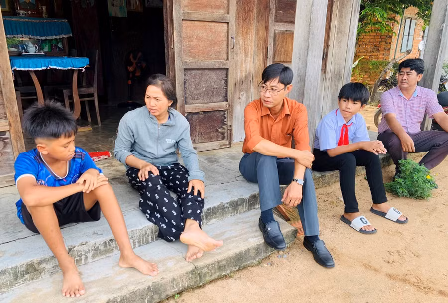 Phụ huynh và học sinh lắng nghe thầy, cô giáo vận động đến lớp.