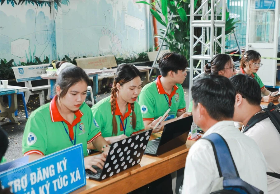 Tân sinh viên Trường Đại học Công Thương TPHCM tìm hiểu nhà trọ và KTX trong ngày nhập học 20/8. Ảnh: HUIT