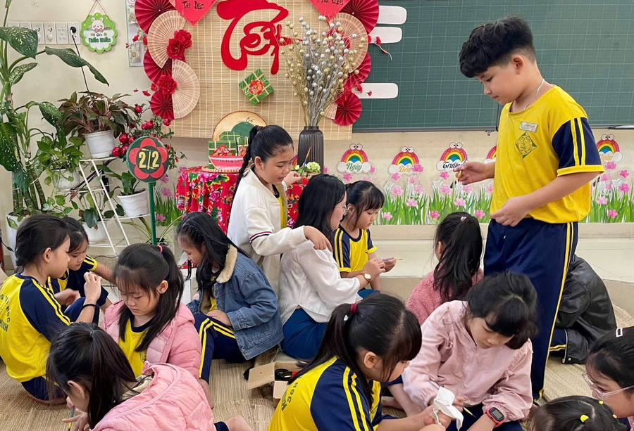 Học sinh Trường Tiểu học Lê Đình Chinh trang trí góc trưng bày trong Ngày hội Tết xưa. Ảnh: NTCC