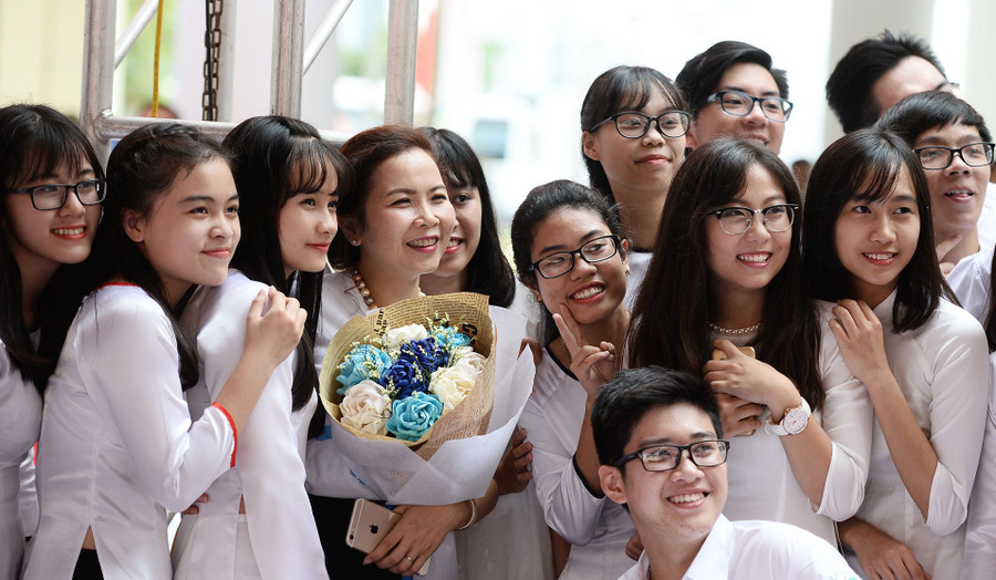 Nụ cười rạng rỡ của cô và trò. Ảnh: Hoàng Hà