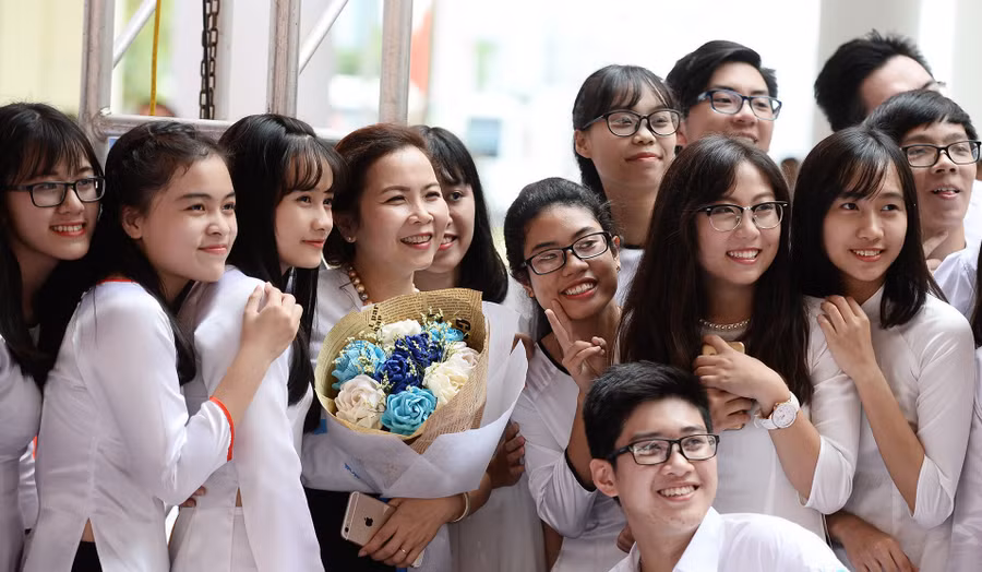 Nụ cười rạng rỡ của cô và trò. Ảnh: Hoàng Hà