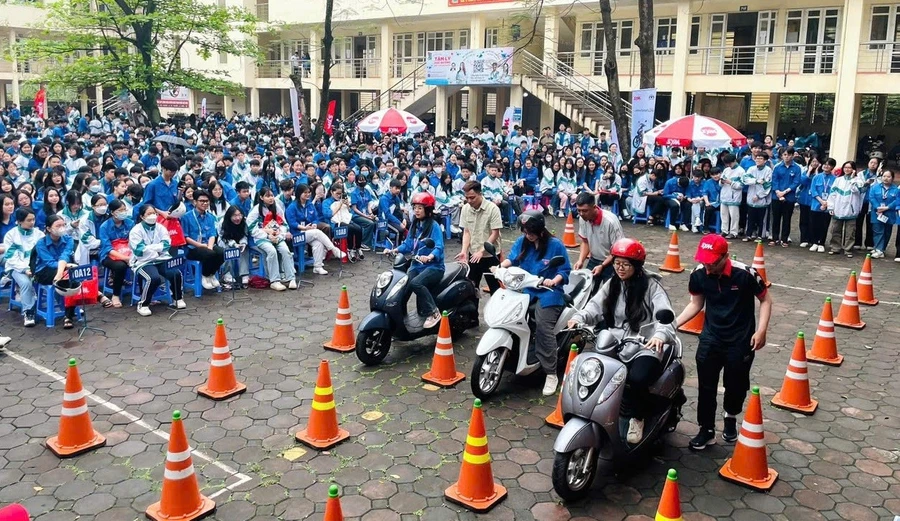 Học sinh Trường THPT Lương Ngọc Quyến (Thái Nguyên) được hướng dẫn các kỹ năng lái xe an toàn. Ảnh: Phương Thảo