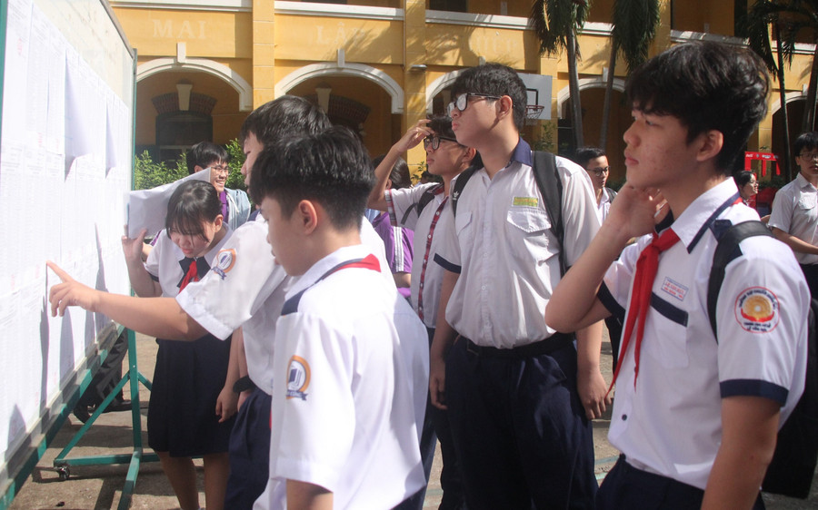 សិស្សានុសិស្សនៅទីក្រុងហូជីមិញចូលរួមប្រឡងចូលថ្នាក់ទី១០ឆ្នាំ២០២៥។ រូបថត៖ Minh Anh tuyen-sinh-dau-cap-tphcm-1.jpg