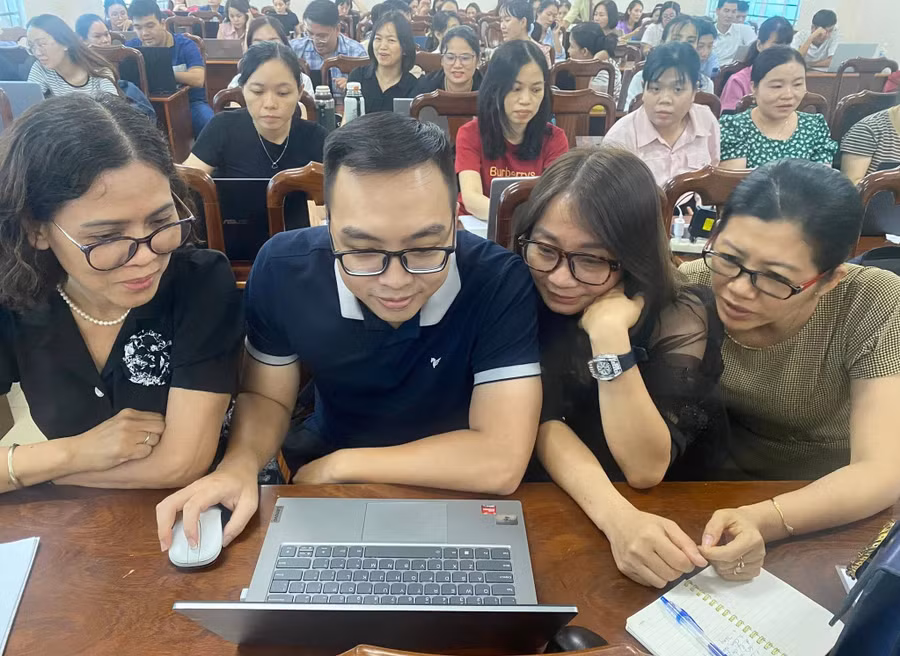 Tập huấn chuyên đề Ứng dụng trí tuệ nhân tạo trong trường học tại Trường THCS Nguyễn Huệ.