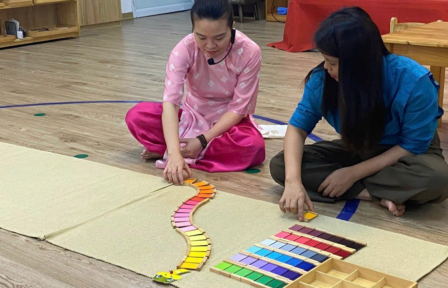 Cô Nguyễn Thị Loan (bên phải) tham gia khóa học phương pháp Montessori trong dịp hè. Ảnh: Hồ Phương giao-vien-di-hoc-he-2.jpg
