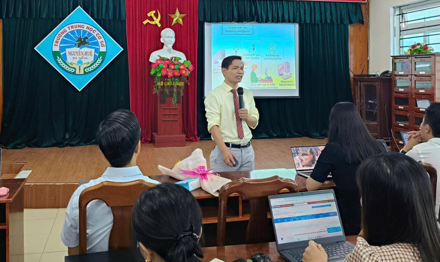 Hội đồng sư phạm Trường THCS Nguyễn Huệ tập huấn chuyên đề Ứng dụng trí tuệ nhân tạo trong trường học. Ảnh: NTCC giao-vien-di-hoc-he-3.jpg