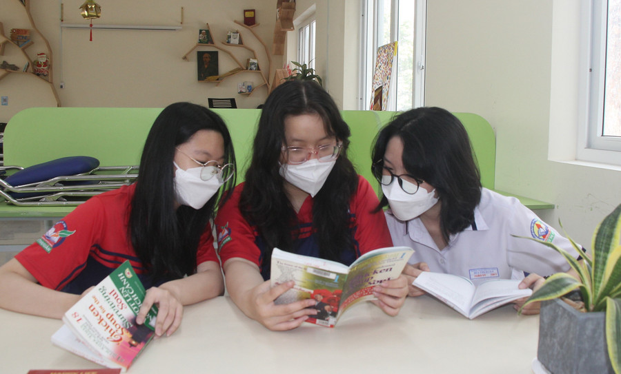 Học sinh Trường THPT Bùi Thị Xuân (Quận 1, TP Hồ Chí Minh) đọc sách tại thư viện trường. Ảnh: M.A dung-yeu-thuong-cam-hoa-hoc-tro-2.jpg