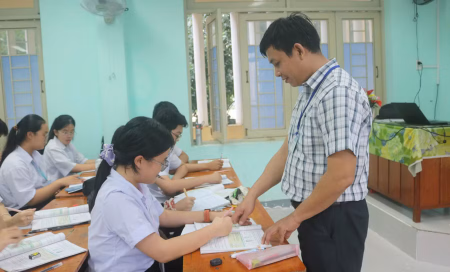 Thầy trò Trường THPT Bình Sơn (Bình Sơn, Quảng Ngãi) ôn thi tốt nghiệp năm 2025. Ảnh: Hoàng Vinh