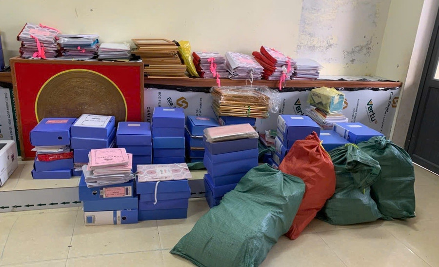 Trường Tiểu học Cẩm Duệ (Hà Tĩnh) bọc đồ dùng học tập đưa lên các khu vực an toàn. Ảnh: Hồ Phương bao-dam-viec-day-va-hoc-o-vung-lu-3-6881.jpg