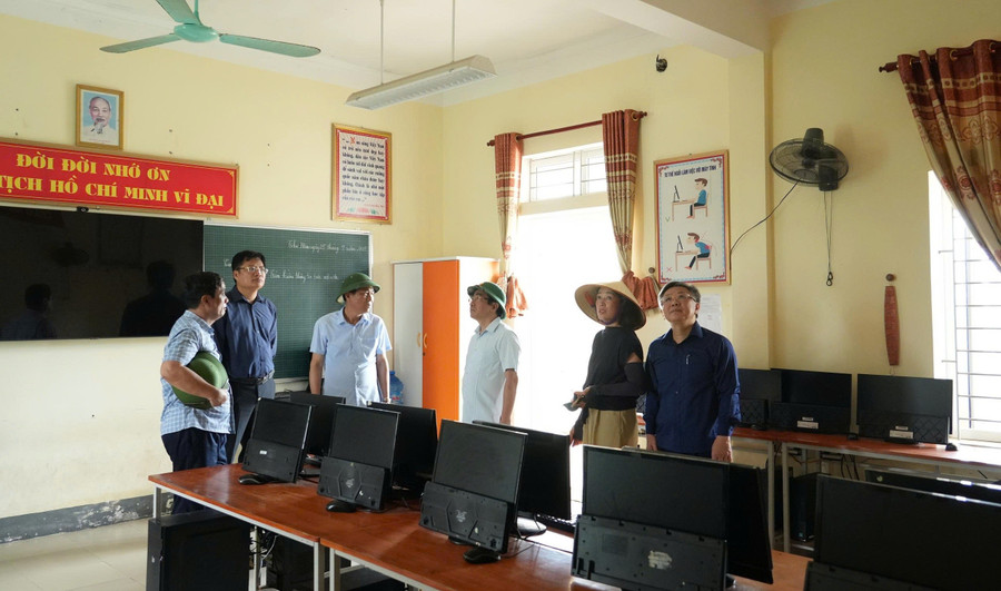 Đoàn công tác Sở GD&ĐT Nghệ An kiểm tra cơ sở vật chất trường học sau lũ tại phường Cửa Lò. Ảnh: Hồ Lài bao-dam-viec-day-va-hoc-o-vung-lu-1-928.jpg