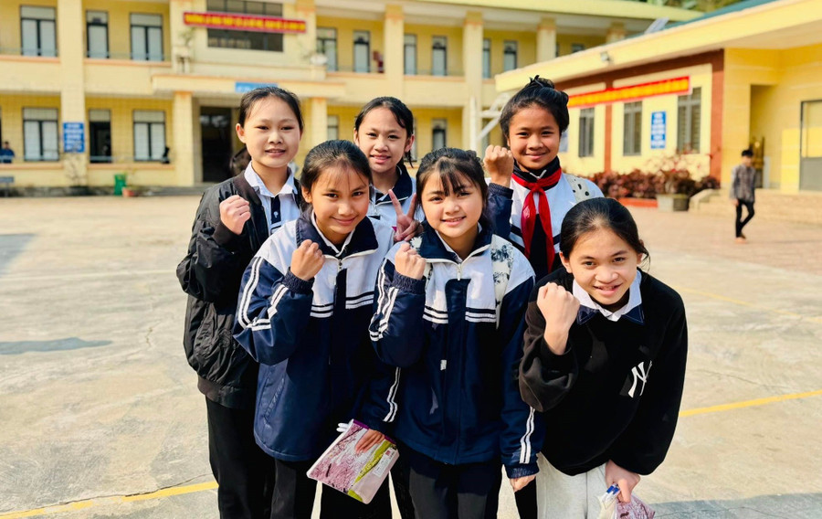 Học sinh Trường Phổ thông DTBT THCS Yên Tĩnh (Yên Na, Nghệ An) yên tâm học tập trong ngôi trường an toàn, khang trang. Ảnh: NTCC bao-dam-viec-day-va-hoc-o-vung-lu-2.jpg