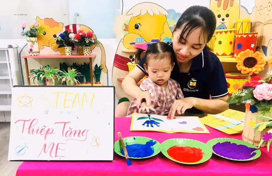 Giáo viên Trường Mầm non Tây Thạnh 2 chăm sóc trẻ. Ảnh: NTCC