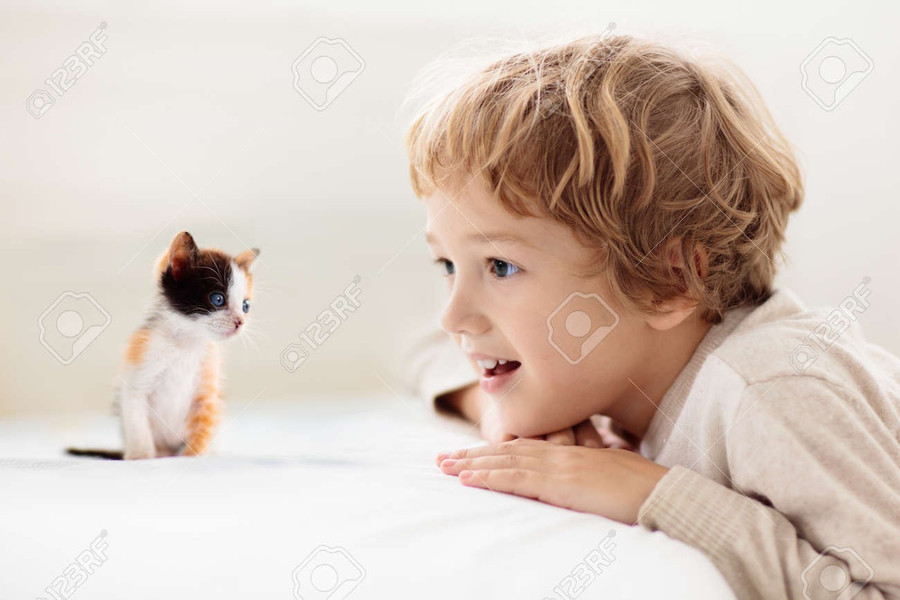 Việc có bạn đồng hành là thú cưng có thể giúp trẻ xây dựng lòng tự trọng. Ảnh: INT.